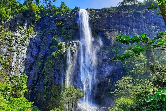 Diyaluma Falls trek with natural infinity pools