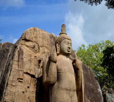 avukana-buddha-statue