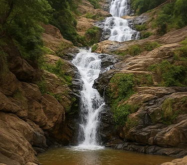 a waterfall you can see if you follow this Sri lanka itinerary